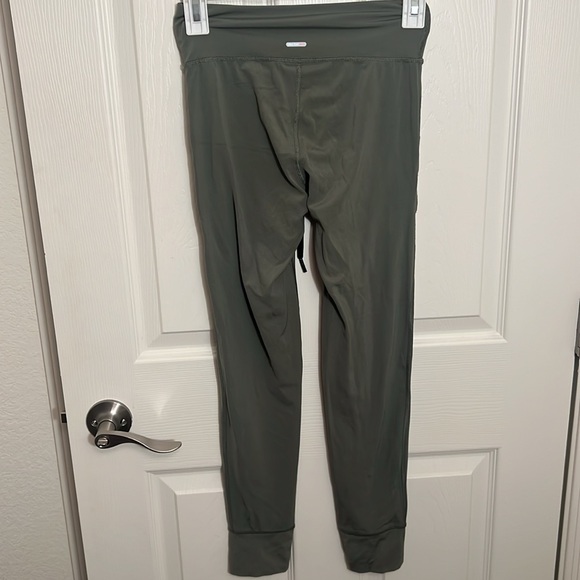 Aerie army green legging/workout pants with pockets and draw string - Picture 4 of 5